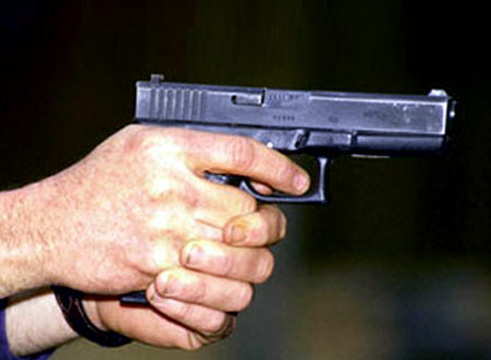 مكناس .. ضابط شرطة استعمل سلاحه الوظيفي لتوقيف شخص متهم بالسرقة والعنف وتعريض عناصر الشرطة للاعتداء ( بلاغ)