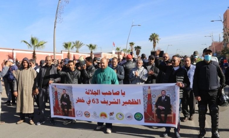 وقفة احتجاجية لمهنيي قطاع سيارات الأجرة الصغيرة ببني ملال