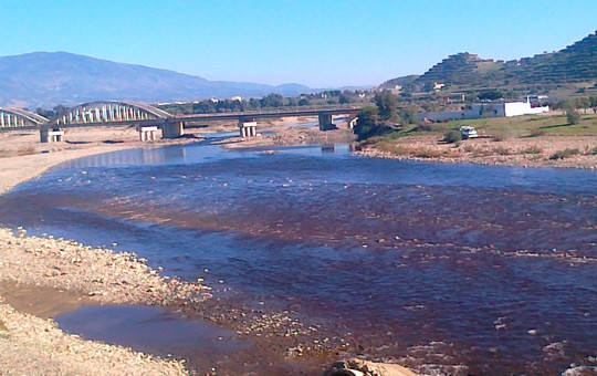 العصبة المغربية للدفاع عن حقوق الانسان تستنكر تدمير البيئة والفرشة المائية بسبب المرجان في إقليم تاونات.