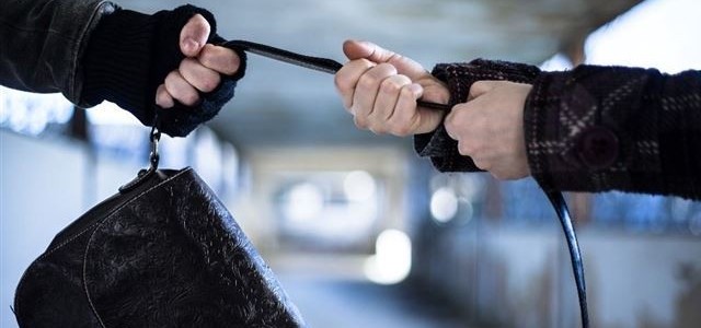 محاولة سرقة حقيبة سيدة بالنشل بسلا تؤدي الى بتر أصبعها نتيجة المقاومة