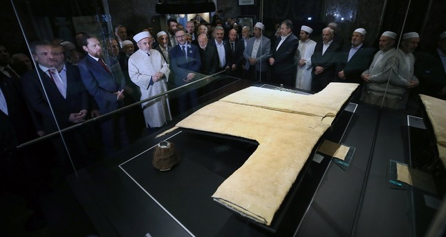 عرض عباءة النبي محمد صلى الله عليه وسلم طيلة رمضان بإسطنبول