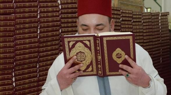 سفير المغرب يسلم مجموعة كبيرة من المصاحف على الجالية المسلمة بالغابون