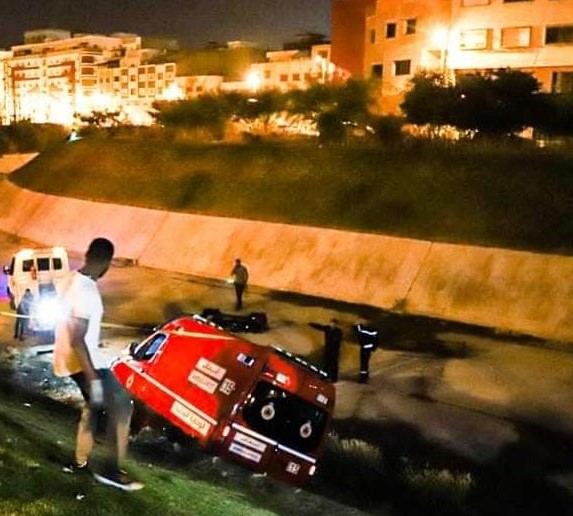 يسرق سيارة الإسعاف وينقلب بها في قناة مجرى مائي