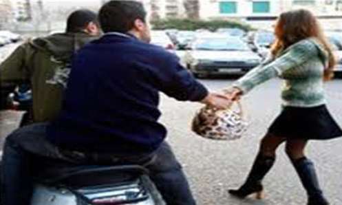 سائحة أجنبية تتعرض سلسلتها العنقية للسرقة بالخطف