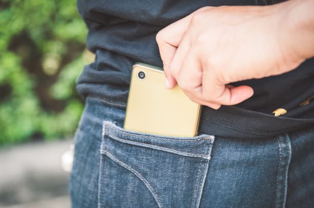 توقيف مفتش شرطة متهم بسرقة هواتف نقالة