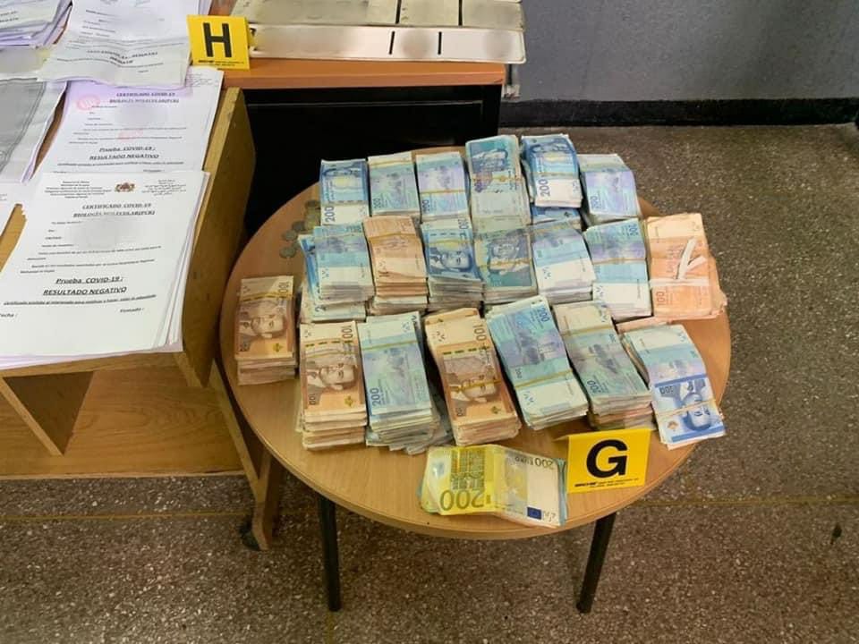 أوراق مالية مزورة أجنبية داخل حاوية للنفايات