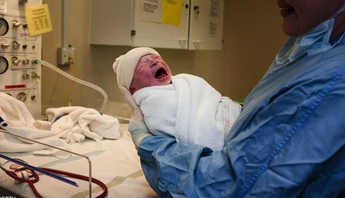 زوجان يتهمان عيادة خاصة بسرقة مولودهما التوأم