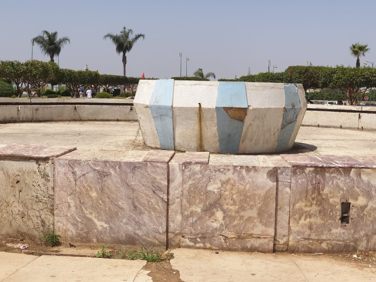 مكناس:نافورة الساحة الإدارية بحمرية تستغيث فهل من مشفق؟