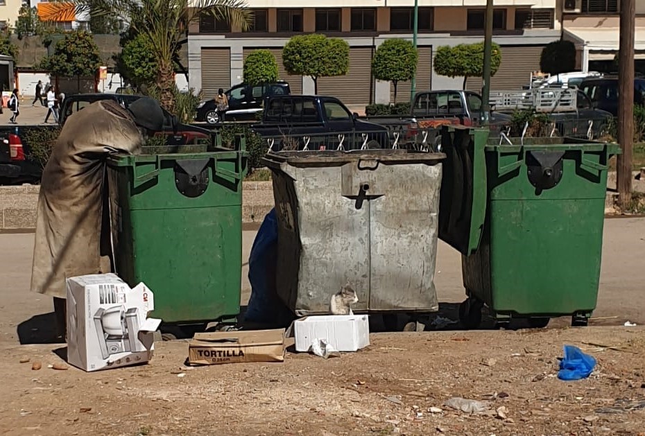 البحث عن حياة كريمة في قمامة الآخرين