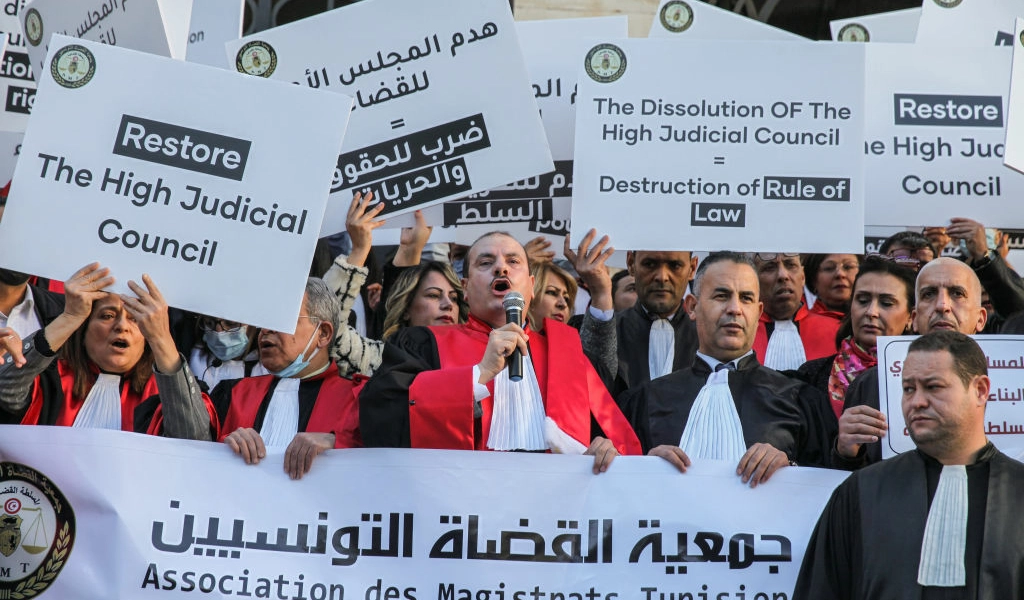 المحكمة الإدارية التونسية توقف قرار الرئيس عزل 47 قاضياً