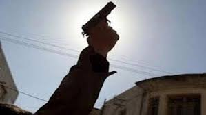 لتحييد الخطر مفتش شرطة يستخدم سلاحه الوظيف للتخويف