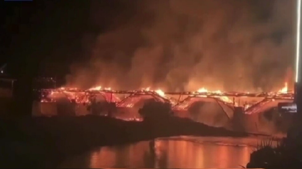 حريق يلتهم أطول جسر في الصين