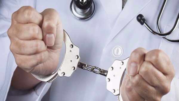 اختصاصي في أمراض النساء والتوليد متهم بالابتزاز والقتل الخطأ