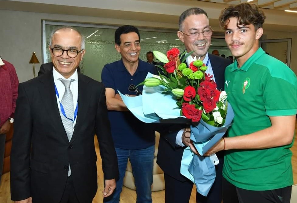 الوزير بنموسى ولقجع يستقبلان أبطال المنتخب الشاب في مطار البيضاء