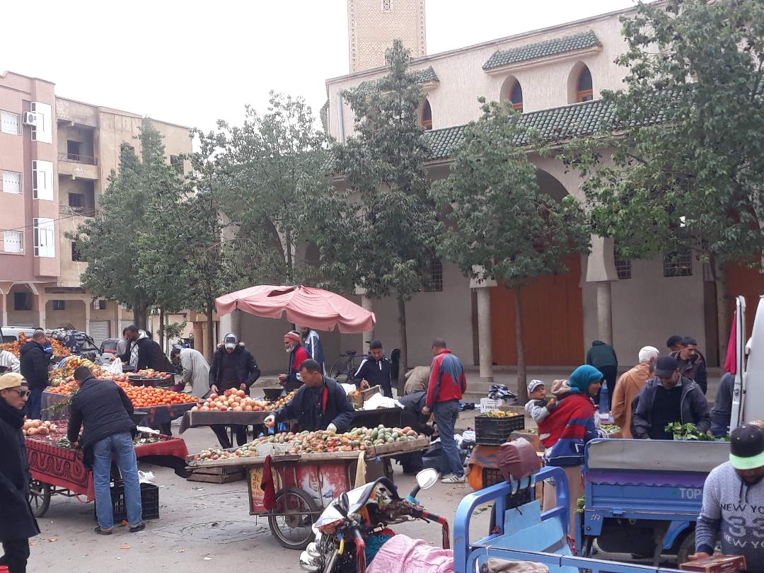 عربات الباعة الجائلين تحاصر بيوت الله والسلطات تتفرج