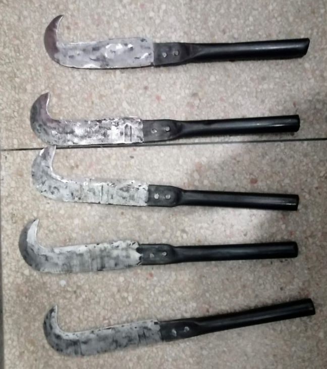 توقيف طالب متهم بحيازته سواطير لمواجهة فصائل طلابية داخل الحرم الجامعي