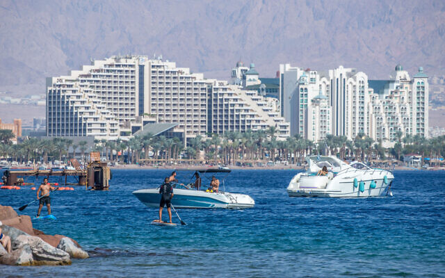 People enjoy at the Red Sea in the Southern Israeli city of Eilat, on November 6, 2020. Photo by Yossi Aloni/Flash90 *** Local Caption *** שוחה
ים
חוף
ישראלים
אילת
נופש
חופש