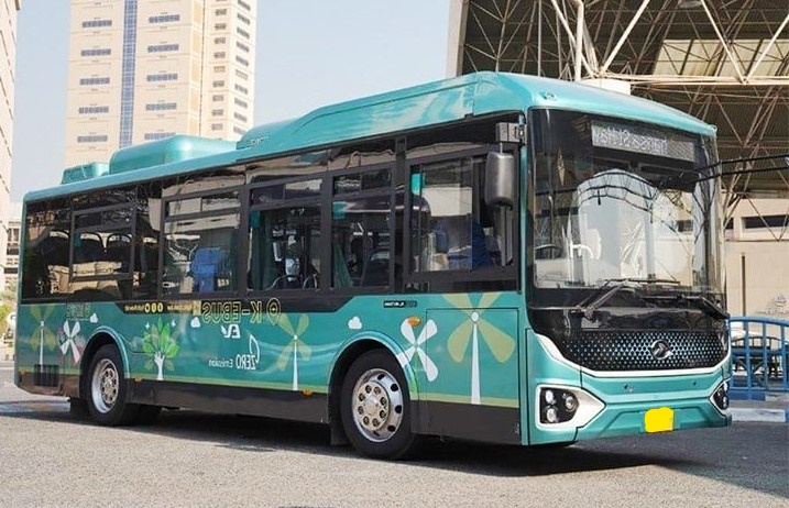 أول حافلة كهربائية للنقل الجماعي تصل إلى الكويت