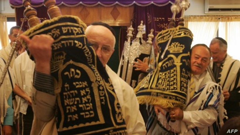 Moroccan Jews celebrate the festival of Sukkot 15 October 2006 in a synagogue in Casablanca. Morocco is the only Arab country to have a Jewish museum and two Jewish schools in Casablanca, where Muslim and Jewish students follow classes in French, Arabic and Hebrew. Only 5,000 Jews currently live in Morocco whereas they were 270,000 at the end of the 1940s -- more than 10 percent of the population. PHOTO/AFP/ABDELHAK SENNA (Photo by ABDELHAK SENNA / AFP)