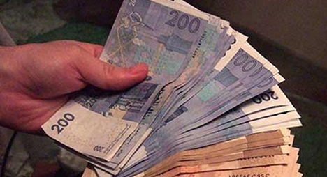 مشتبه فيهما عرضا العملة الوطنية مزورة للتداول في قبضة الشرطة