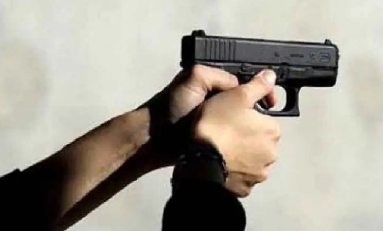 ضابط الشرطة يشهر سلاحه الوظيفي بشكل احترازي لتفادي خطر صادر عن مشتبه فيه.