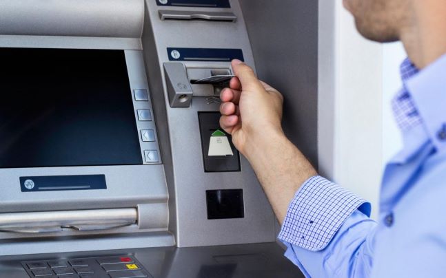 اقتطاعات بنكية غير مبررة تدخل قبة البرلمان