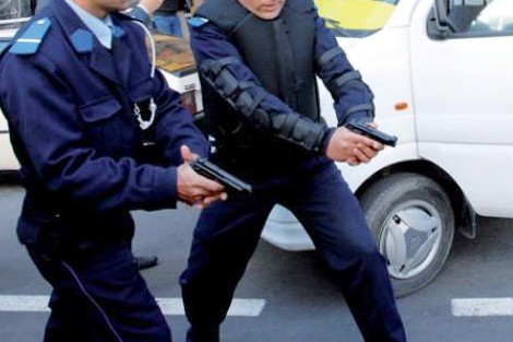 استعمال سلاح وظيفي لتوقيف شخص هائج اعتدى على والدته العجوز وعلى الشرطة