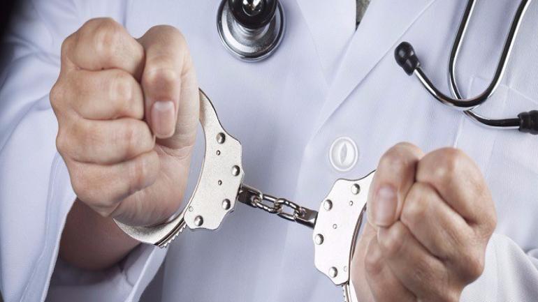طبيب وأربعة أشخاص مشتبه فيهم في وفاة سيدة بعد خضوعها للإجهاض