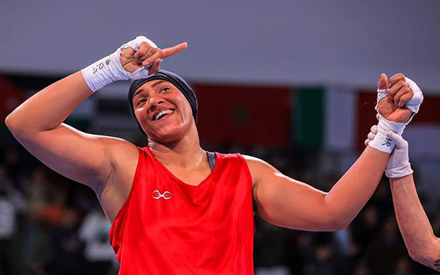 المغربية خديجة المرضي تفوز بالميدالية الذهبية في بطولة العالم للملاكمة.