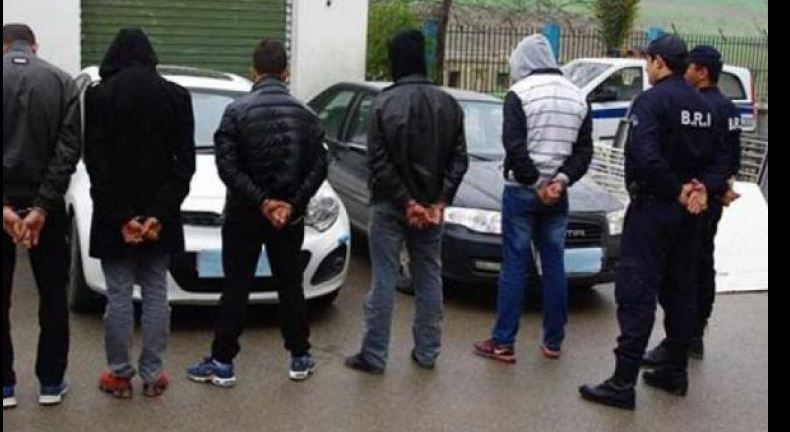 توقيف 22 شخصا للاشتباه في تورطهم في ممارسة الابتزاز المقرون بالعنف والتهديد بارتكاب جنايات وجنح.