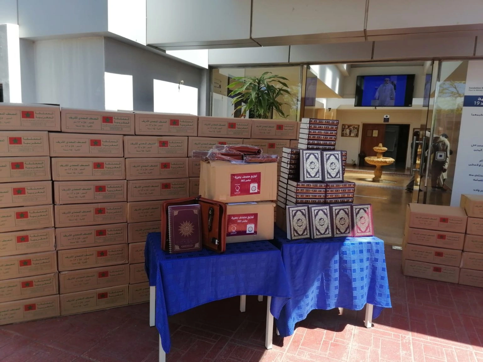 توزيع مجموعة من المصاحف على نزلاء المؤسسات السجنية.. منها مصاحف مطبوعة بكتابة برايل