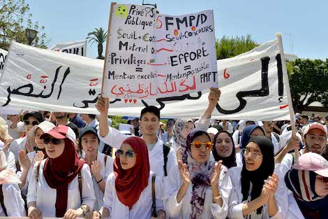 طلبة الطب والصيدلة يرفضون تقليص سنوات الدراسة ويلوّحون بالتصعيد