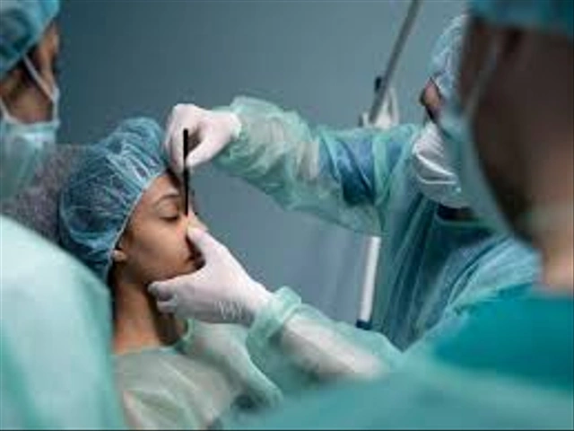 اعتقال ثلاثة أشخاص بسبب شبهة انتحال صفة طبيب ومزاولة مهنة الطب بدون ترخيص