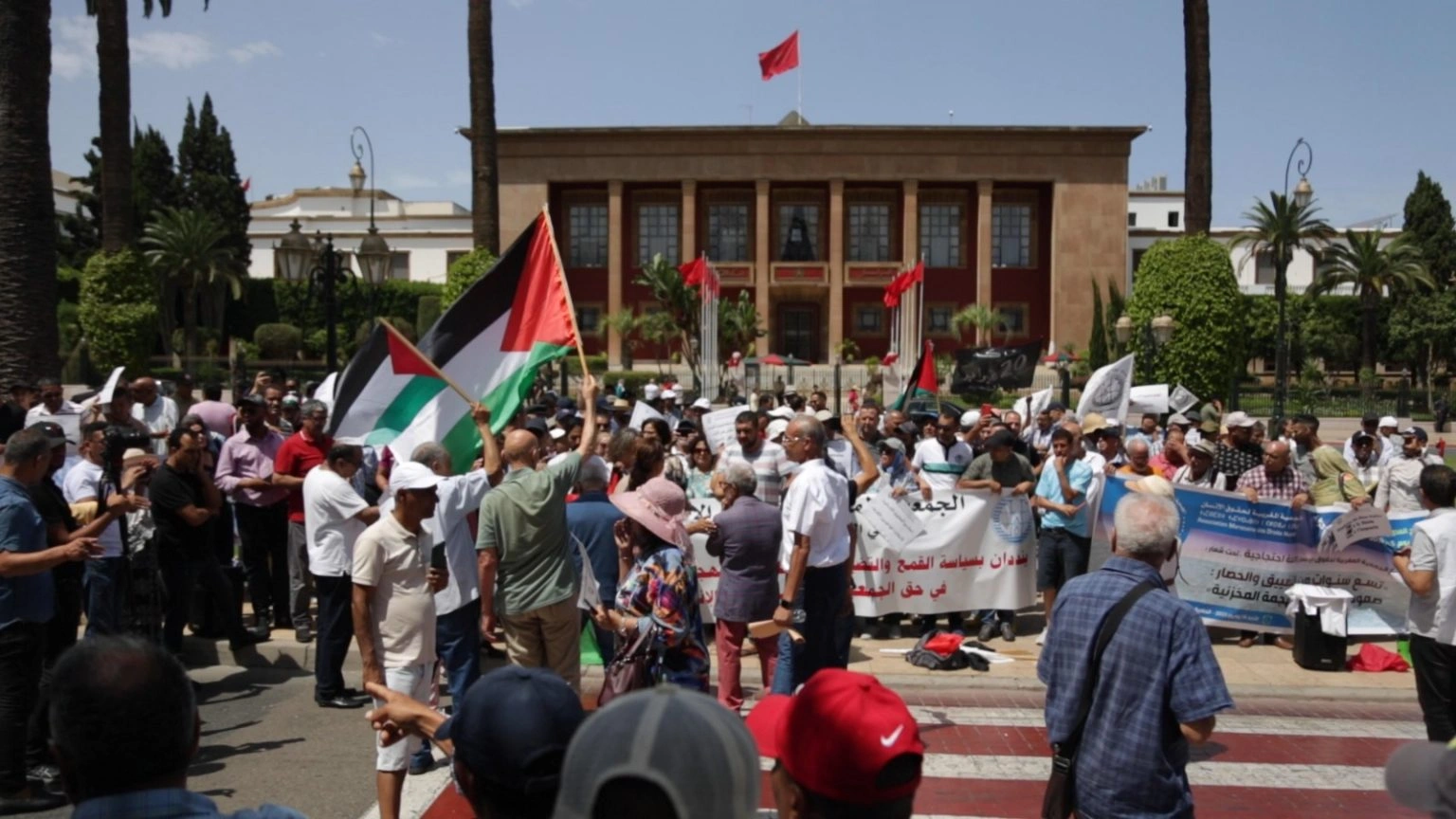 وقفة احتجاجية أمام مبنى البرلمان للمطالبة بمراعاة حقوق الجمعيات