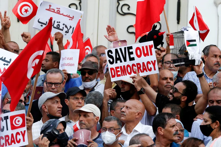 أسر المعارضين المعتقلين يناشدون المحكمة الجنائية الدولية بالتحقيق في انتهاكات حقوق الإنسان في تونس