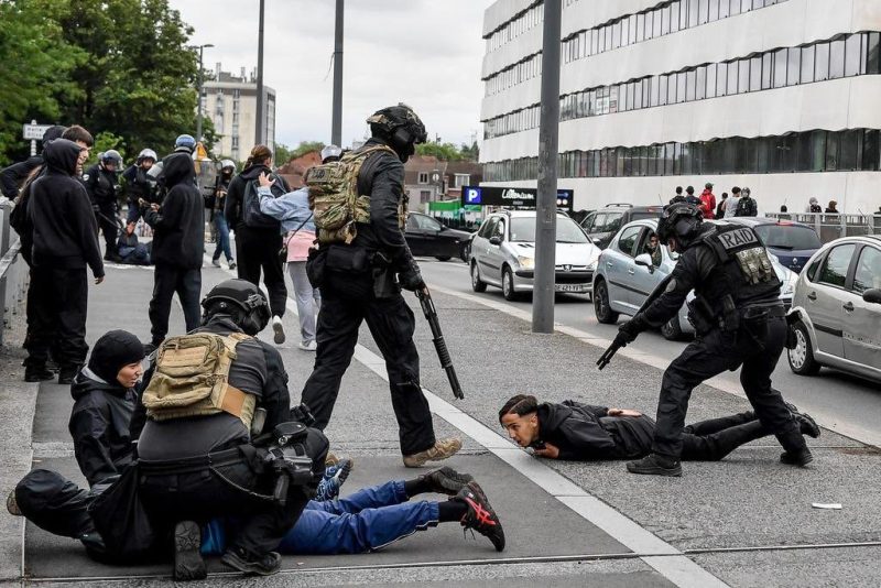 فتح تحقيق بعد ممارسة العنف على صحفيين في مسيرة باريس