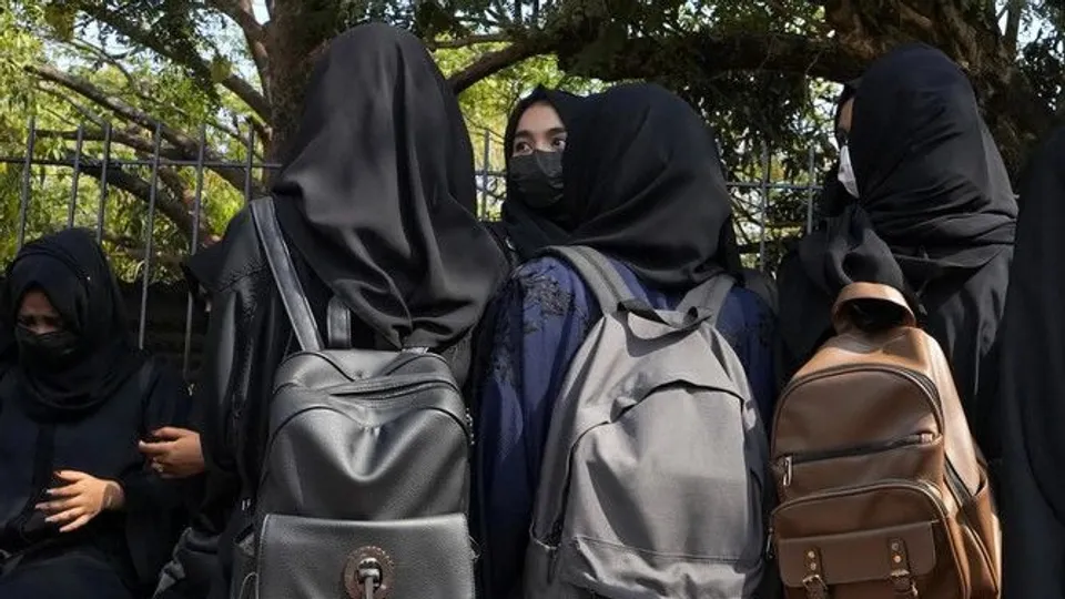 فرنسا تحظر ارتداء الطالبات المسلمات الحجاب في المدارس الحكومية