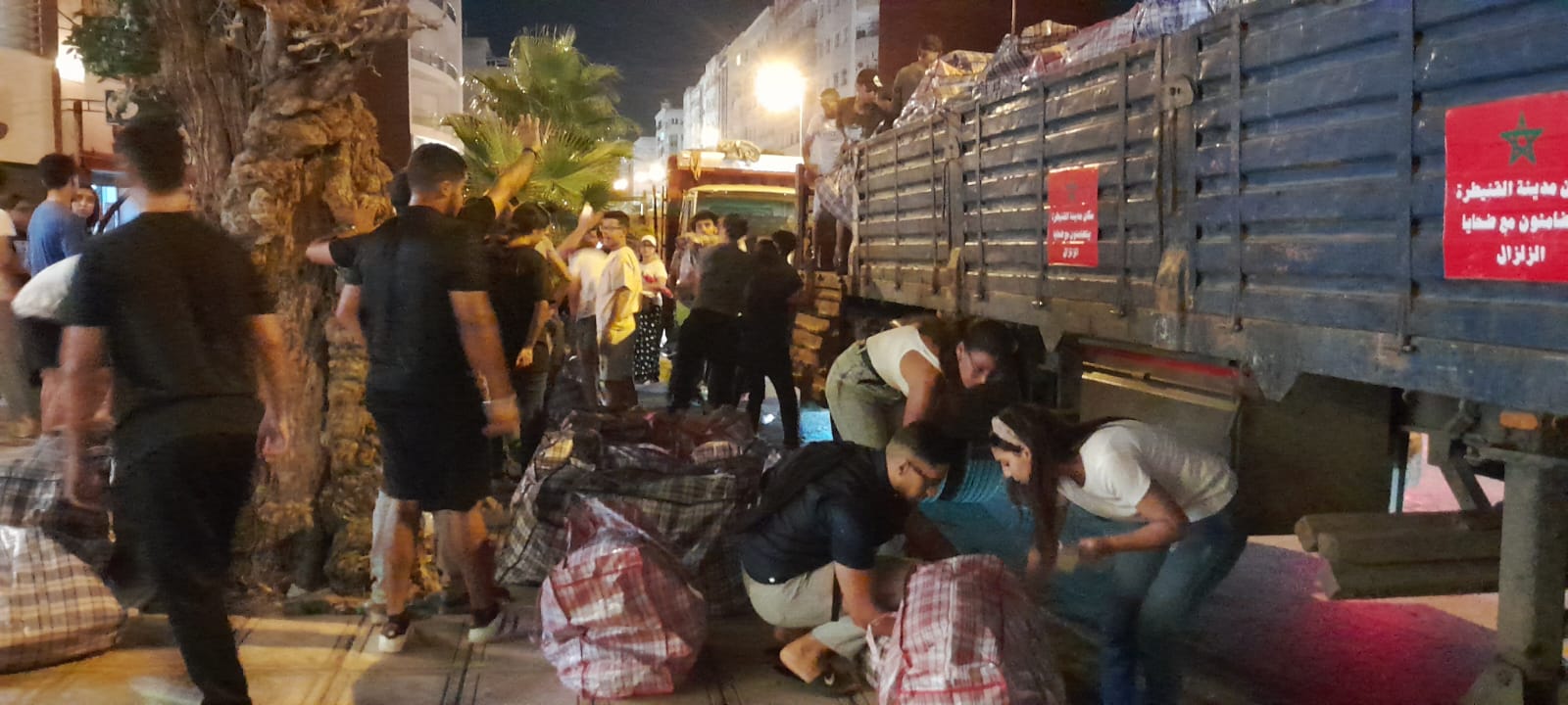 قافلة محملة بالمساعدات الغذائية واللوجستية تغادر عاصمة الغرب في اتجاه المناطق المتضررة من الزلزال