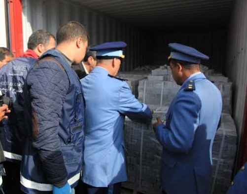 حجز مواد غذائية وأدوية منتهية الصلاحية بميناء طنجة المتوسط متجهة إلى ضحايا الزلزال..