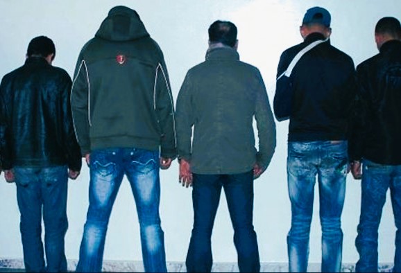 5 أشخاص في قبضة الشرطة لاشتباه فيهم بالنصب والاحتيال على الراغبين في الهجرة السرية
