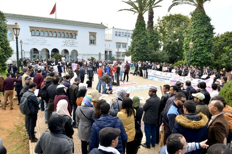 أباء وأمهات وأولياء أمورهم التلاميذ يطالبون الحكومة بإيجاد صيغ توافقية لحل أزمة التعليم