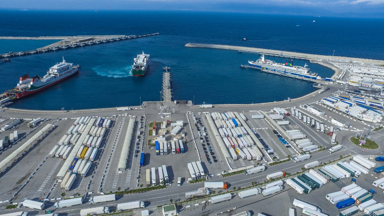 الجزائر تأمر بعدم استقبال البواخر التجارية القادمة عبر موانئ المملكة المغربية
