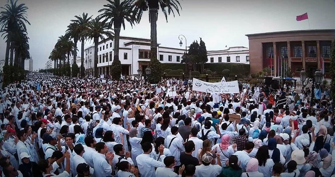 طلبة الطب والصيدلة عازمون على مواصلة  الإضرابات والاحتجاجات