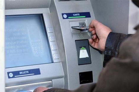 توقيف ثلاثة أشخاص يشتبه فيهم استعمال بطائق بنكية بطرق تدليسية