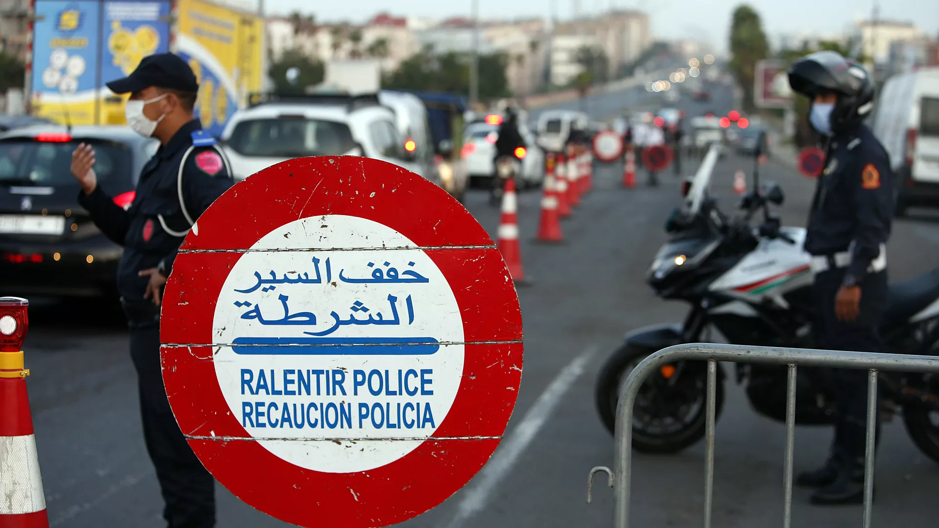 توقيف سيارة في نقطة تفتيش يسفر عن مفاجأة.
