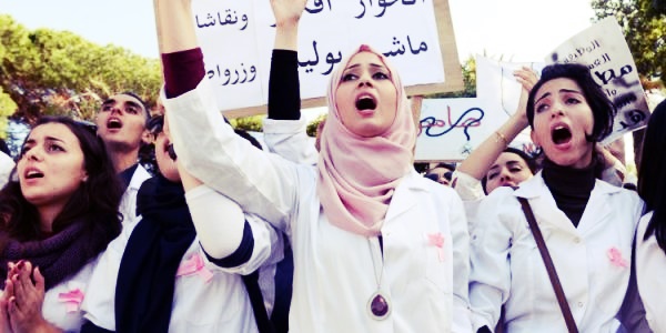 الآباء يوقعون عريضة طلبا لإنهاء أزمة كليات الطب والصيدلة
