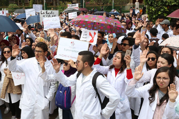 مقترحات الوساطة الحكومية لحل أزمة كليات الطب والصيدلة قوبلت برفض أغلبية الطلبة