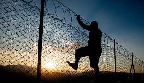  فرار سجين  هل في غفلة من حراسه أم بتواطؤ معهم؟