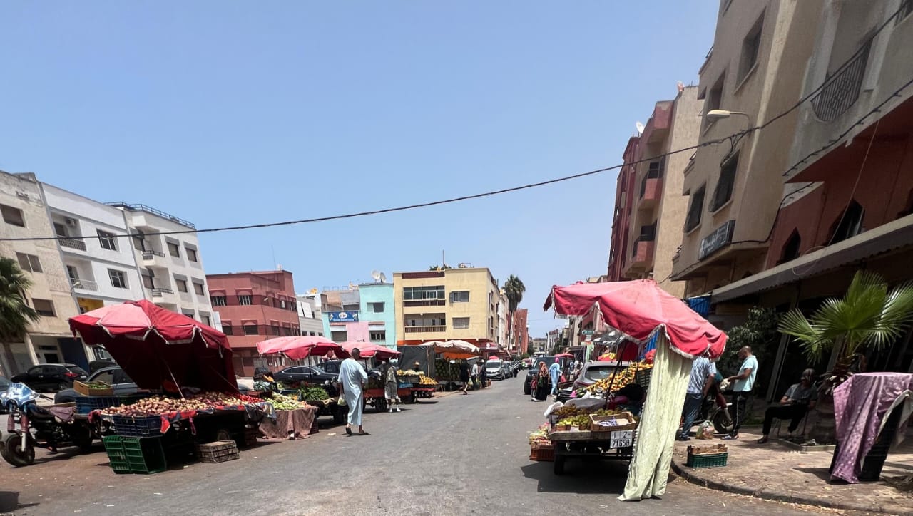 السلطة المحلية بحي شماعو تغرق الحي بالباعة المتجولين والفراشة