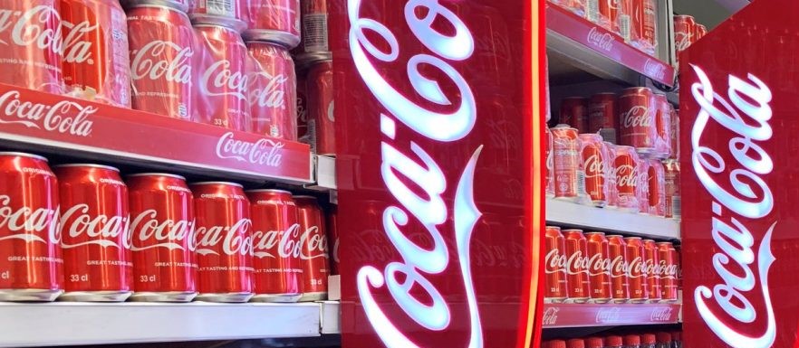 سحب عبوات من مشروب “كوكاكولا” في فرنسا بسبب وجود مادة خطيرة